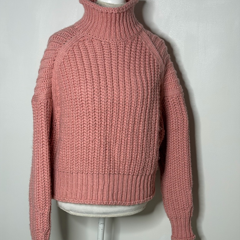H&M Cozy Pink Turtleneck Chunk Sweater
Sz Med